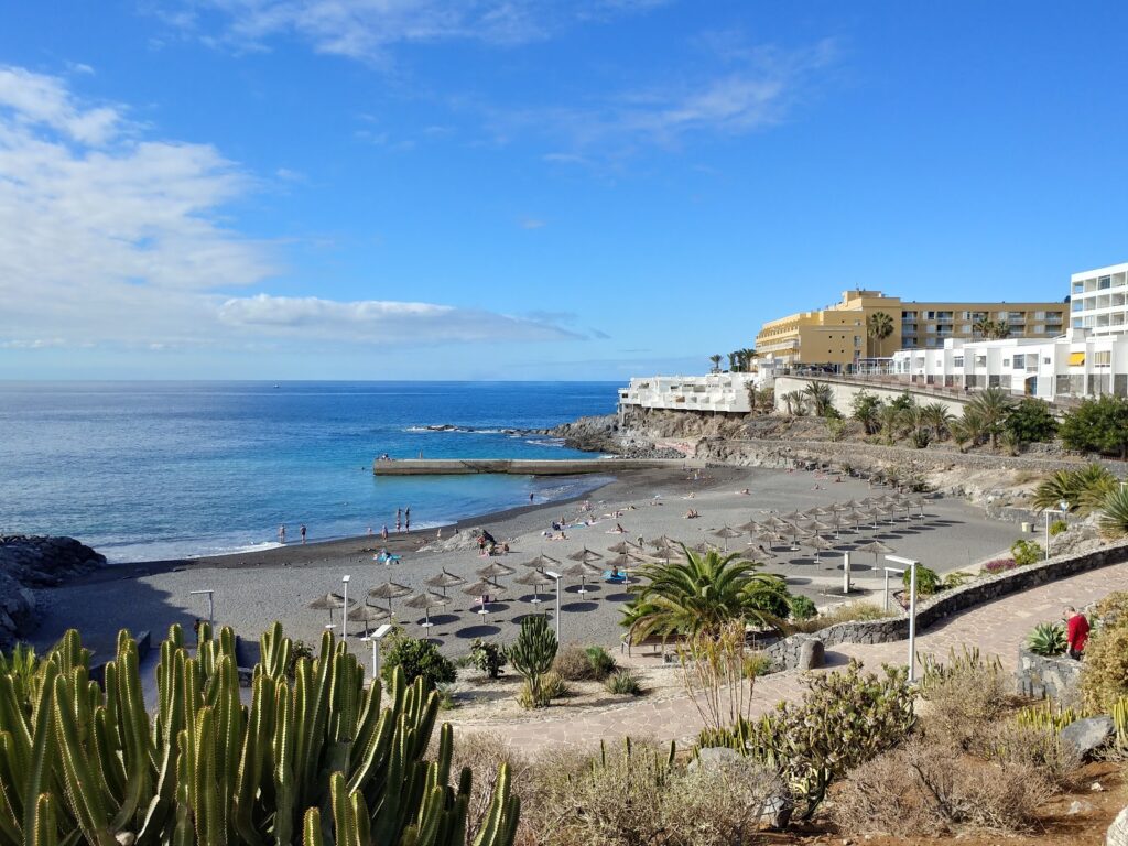 Vista de la playa de Ajabo en Callao Salvaje con arena volcánica oscura y aguas turquesas, Costa Adeje, Tenerife