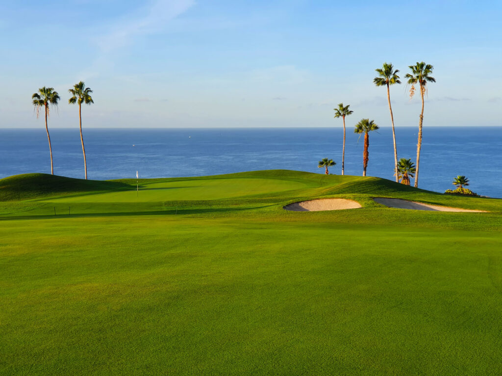 Vista del campo de Golf Costa Adeje con los fairways en verde y el Atlántico al fondo, Costa Adeje, Tenerife