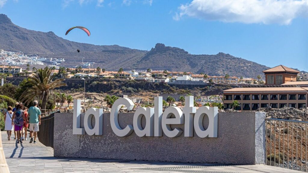 Vista del pueblo pesquero de La Caleta Costa Adeje Tenerife con la playa La Enramada al fondo