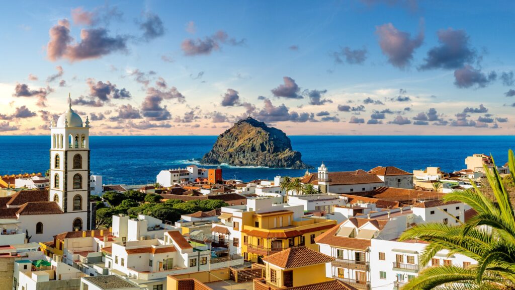 Vista panorámica de Garachico con el casco histórico, el Atlántico y las piscinas naturales de El Caletón, Tenerife