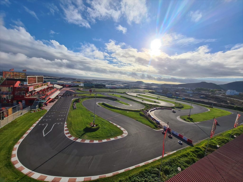 Vista panorámica del Karting Club Tenerife con la pista senior y el Atlántico al fondo, Arona, Tenerife