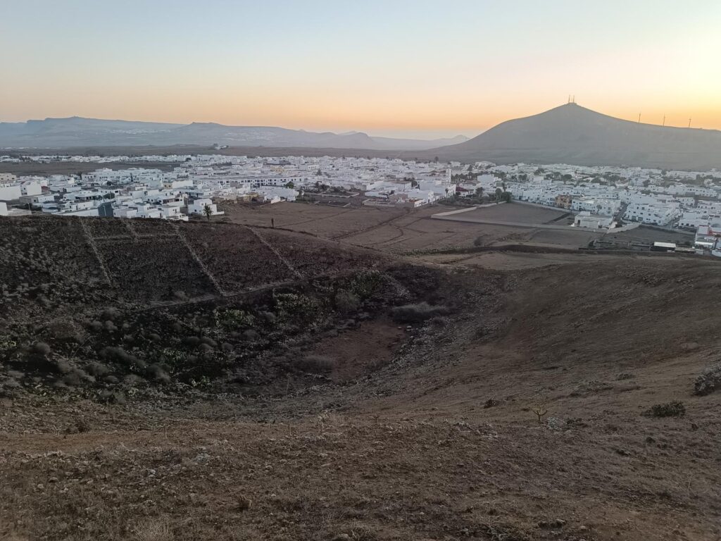 Vista panorámica desde Montaña Mina Lanzarote con el municipio de San Bartolomé y el paisaje volcánico