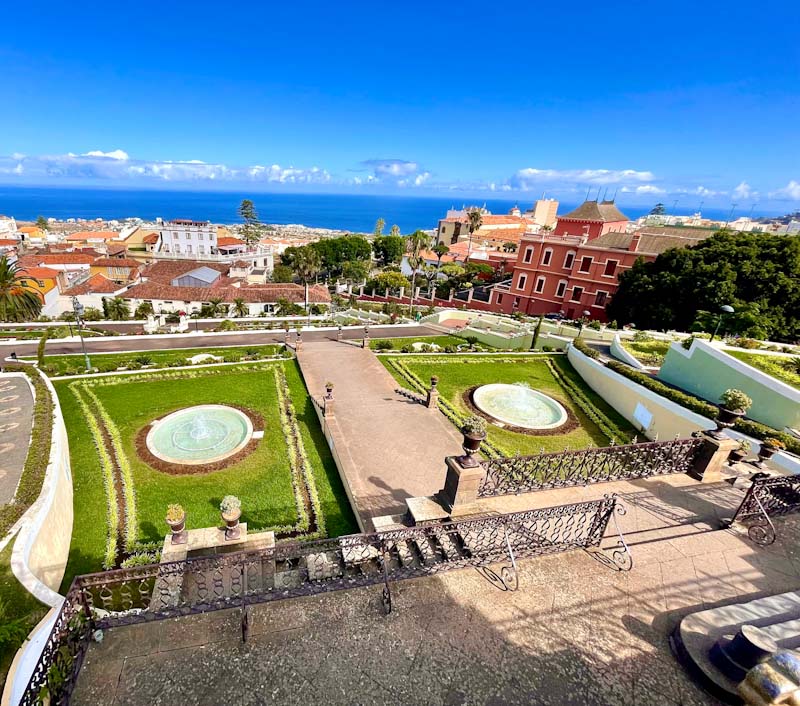 Vista panorámica desde los Jardines Victoria La Orotava hacia el valle y el Atlántico, norte de Tenerife