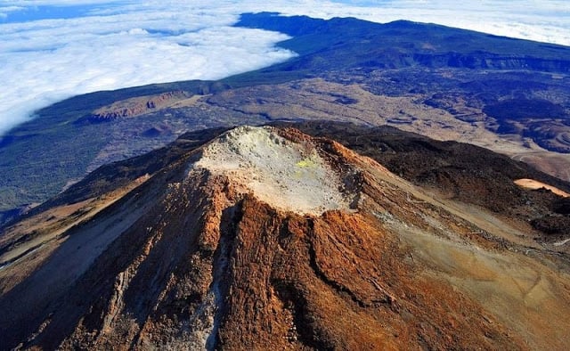 Volcán Teide con cráter y paisaje de Las Cañadas en el Parque Nacional del Teide Tenerife