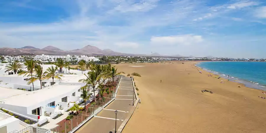 Webcam Puerto del Carmen playa Los Pocillos con arena dorada y el Atlántico, Tías, Lanzarote