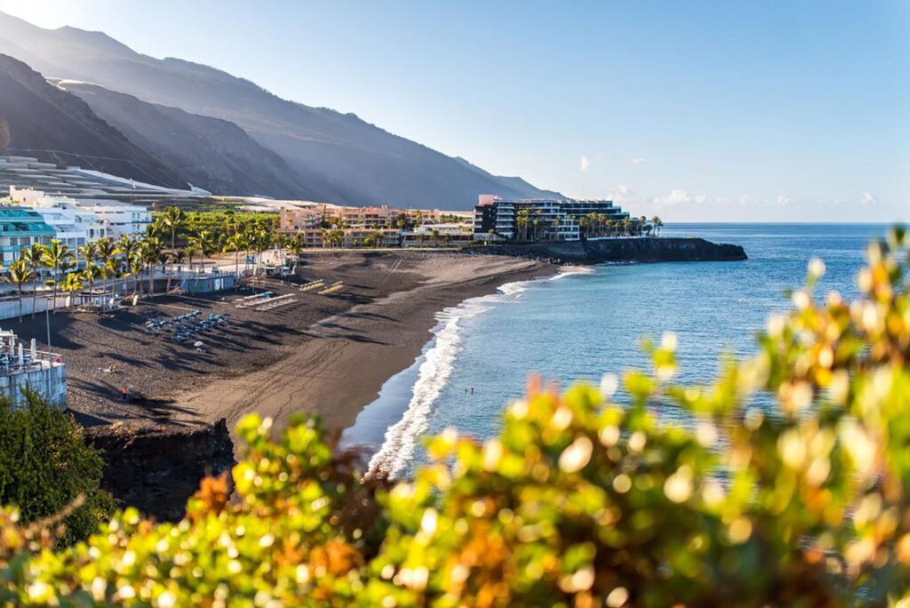 Webcam playa Puerto Naos La Palma con arena negra volcánica y aguas turquesas, Los Llanos de Aridane