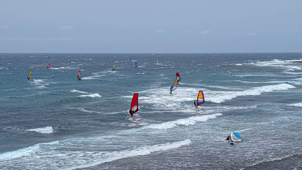 Windsurfista en Pozo Izquierdo, spot de surf en Gran Canaria, Santa Lucía de Tirajana