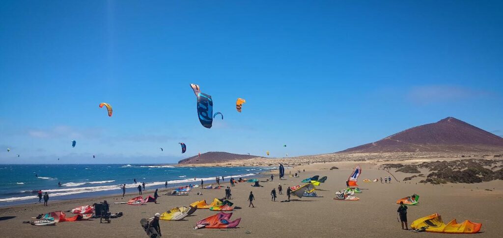 Zona de kitesurf de El Médano con cometas en el aire y el alisio soplando, sur de Tenerife
