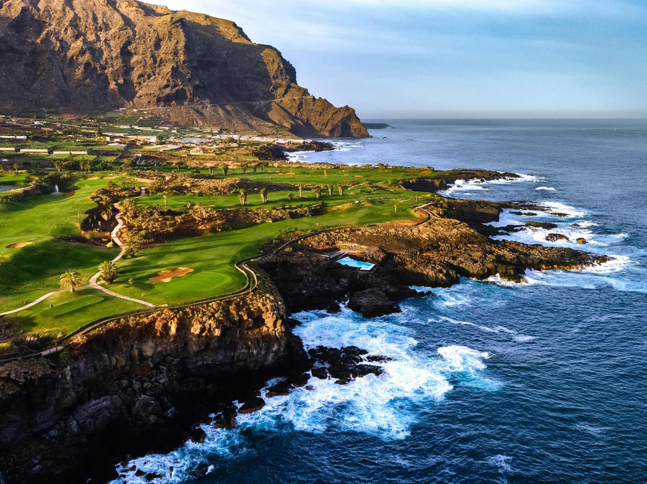 Buenavista Golf en Tenerife, diseñado por Severiano Ballesteros, junto a los acantilados
