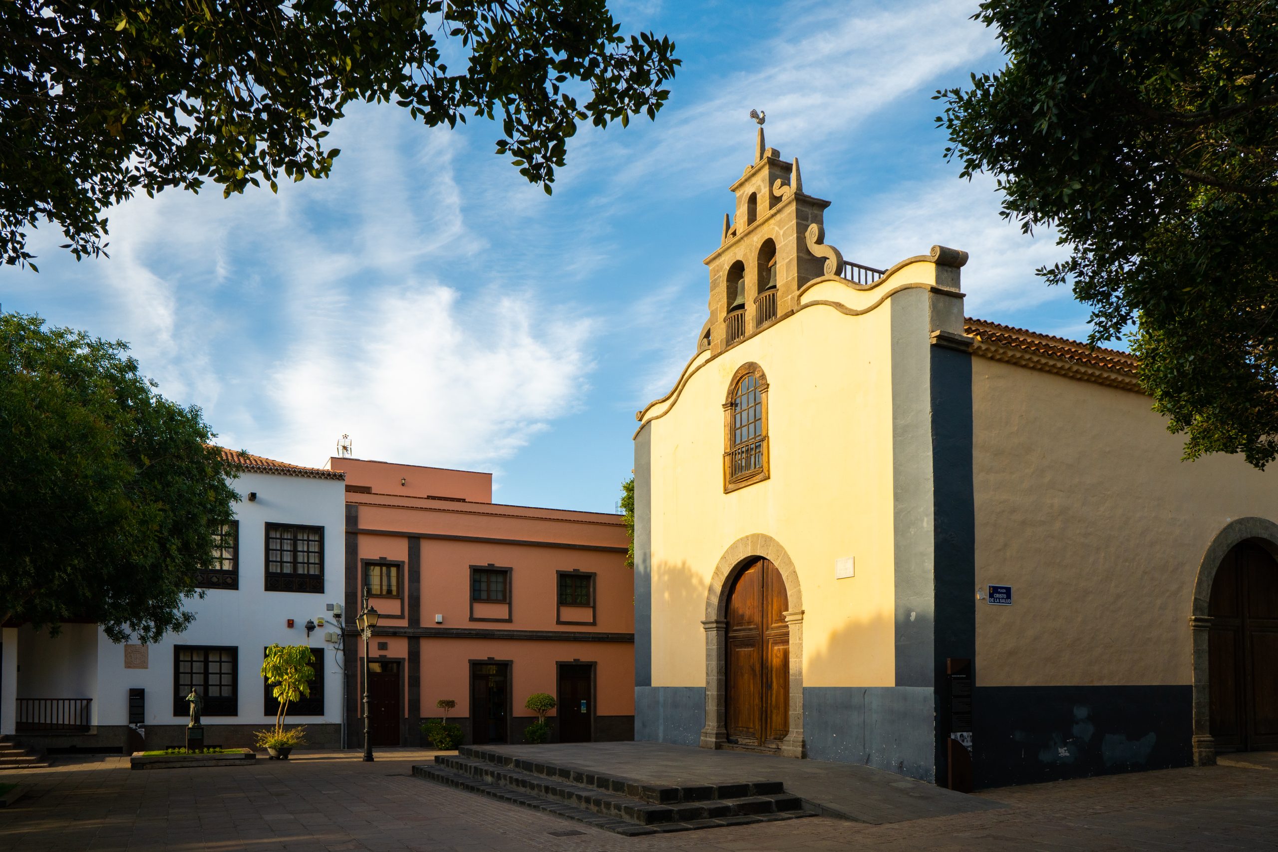 casco histórico de Arona con la iglesia Casco histórico de Arona, pueblo tradicional en las medianías del sur de Tenerife