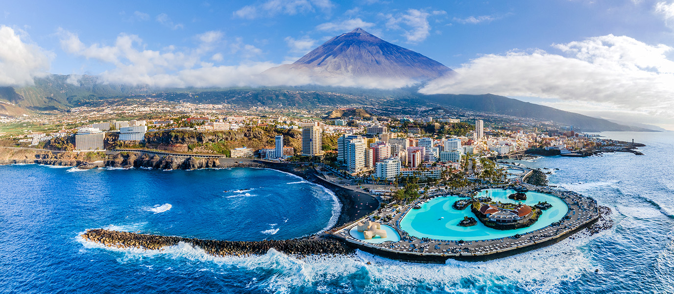 Puerto de la Cruz, Tenerife, con el Valle de La Orotava y el Teide al fondo
