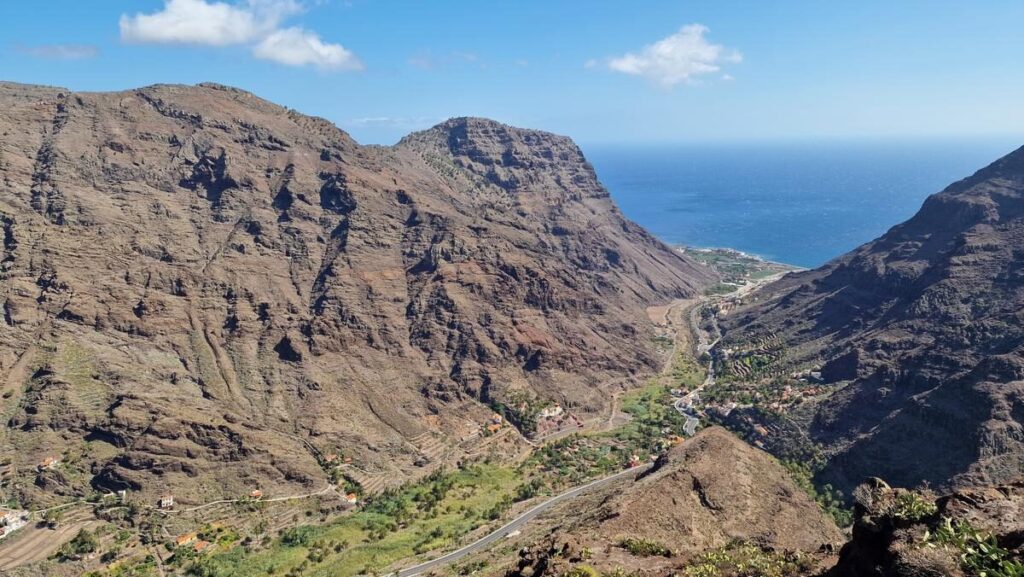 "Vista panorámica de Valle Gran Rey, La Gomera, con el barranco y la costa"