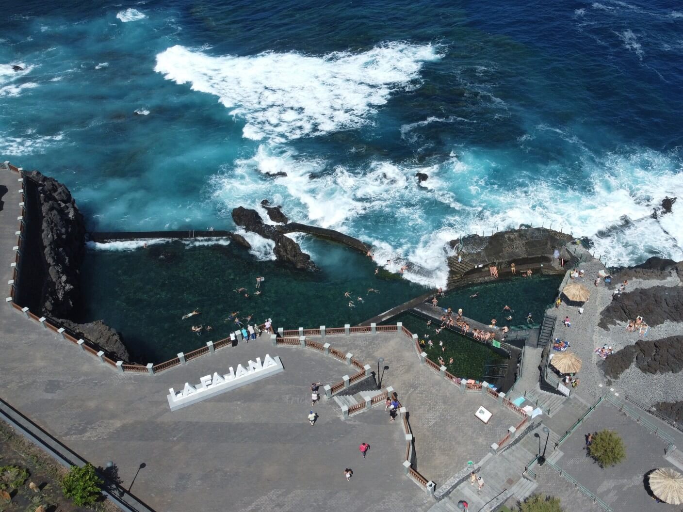 piscinas de La Fajana con bañistas Piscinas naturales de La Fajana en Barlovento, La Palma