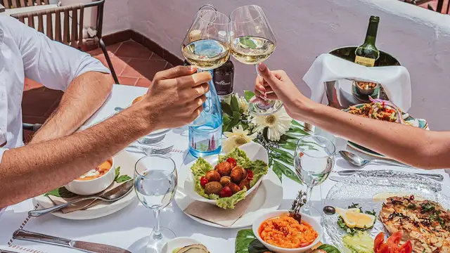 "Gastronomía de San Sebastián de La Gomera: pescado fresco con papas arrugadas y mojo"