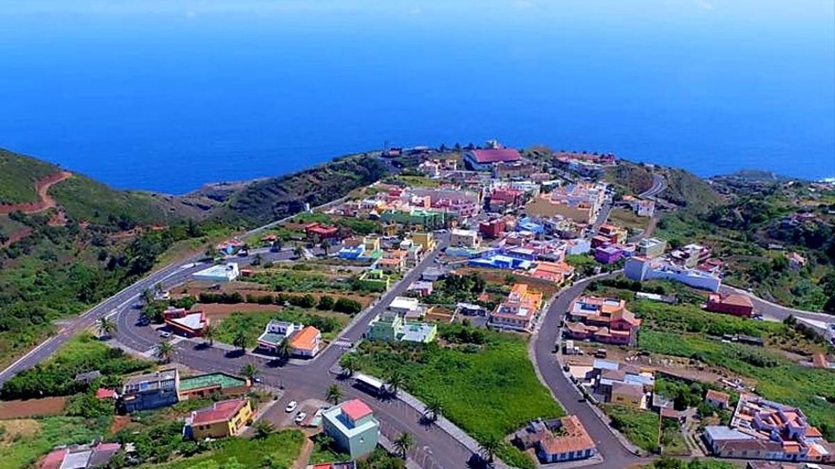 vista aérea de Barlovento con acantilados y costa verde Barlovento, municipio del norte de La Palma, con acantilados y vegetación subtropical