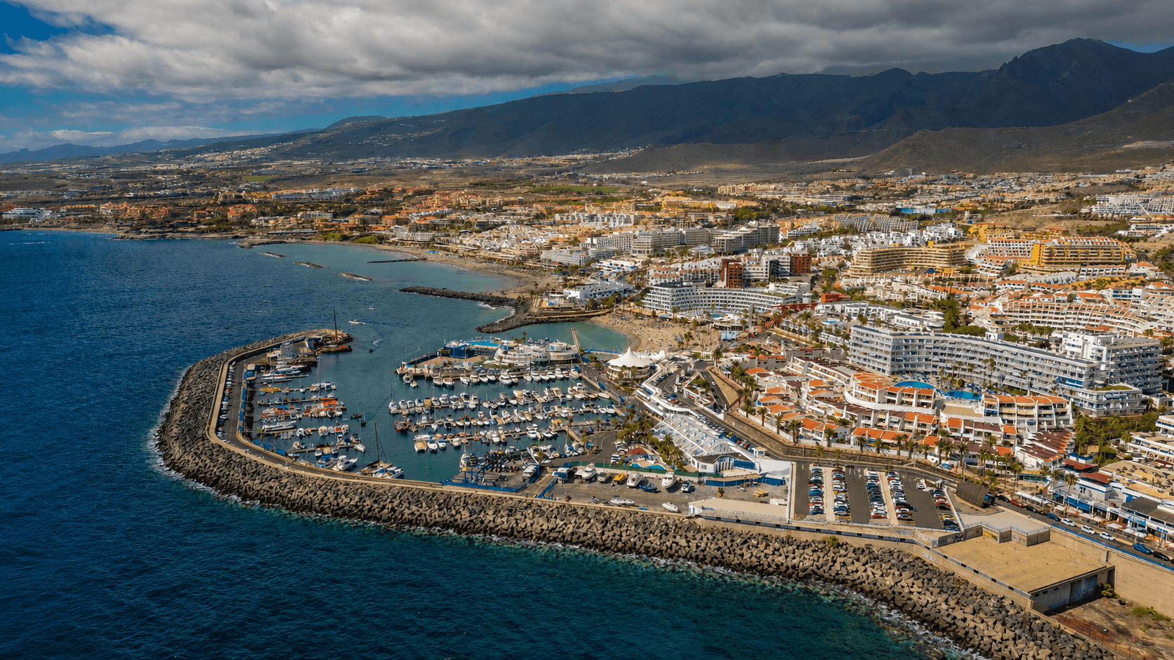 vista aérea o panorámica de Costa Adeje con las playas Costa Adeje, Tenerife, con playas de arena dorada y hoteles frente al mar