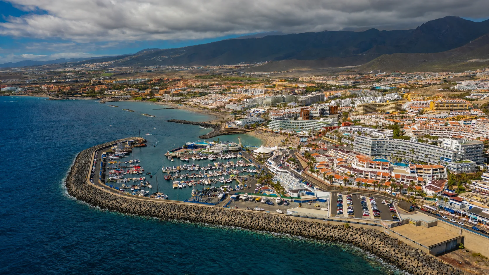 Costa Adeje, Tenerife, con spiagge di sabbia dorata e hotel sul mare