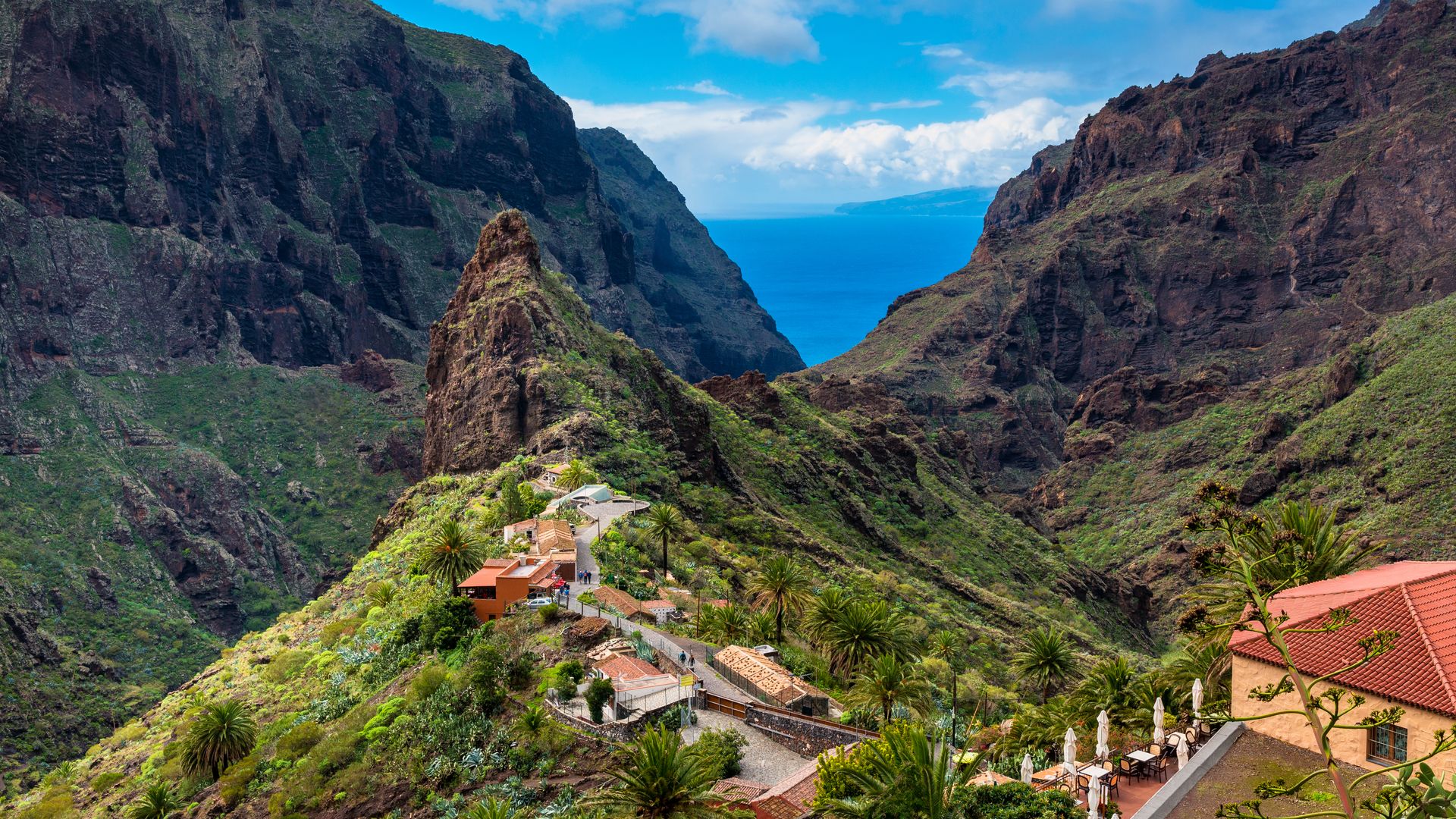 Caserío de Masca en Buenavista del Norte, Tenerife, entre acantilados y montañas