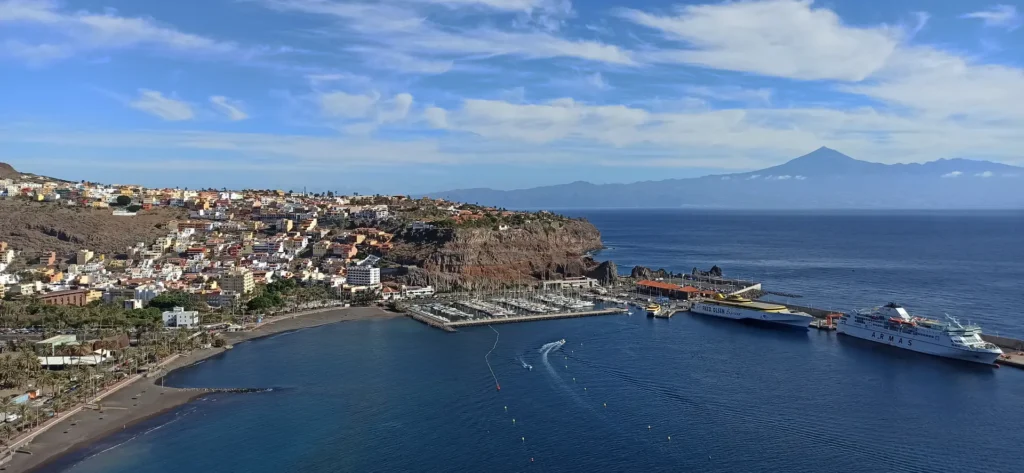 Vista panorámica de San Sebastián de La Gomera con el puerto y la bahía