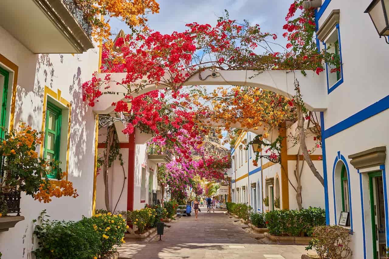 Puerto de Mogán, la Pequeña Venecia de Gran Canaria, con canales y buganvillas