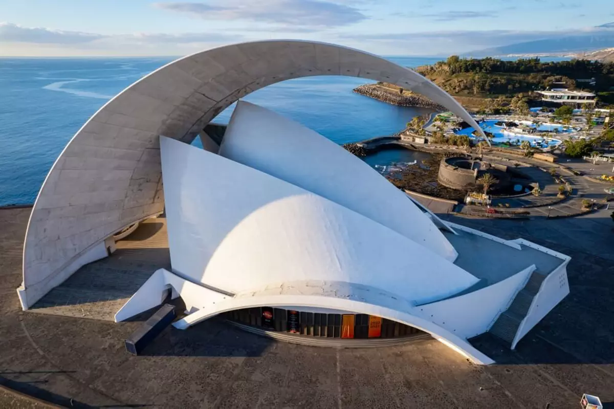 Auditorio de Tenerife con el mar al fondo Auditorio de Tenerife en Santa Cruz, diseñado por Santiago Calatrava, junto al Atlántico