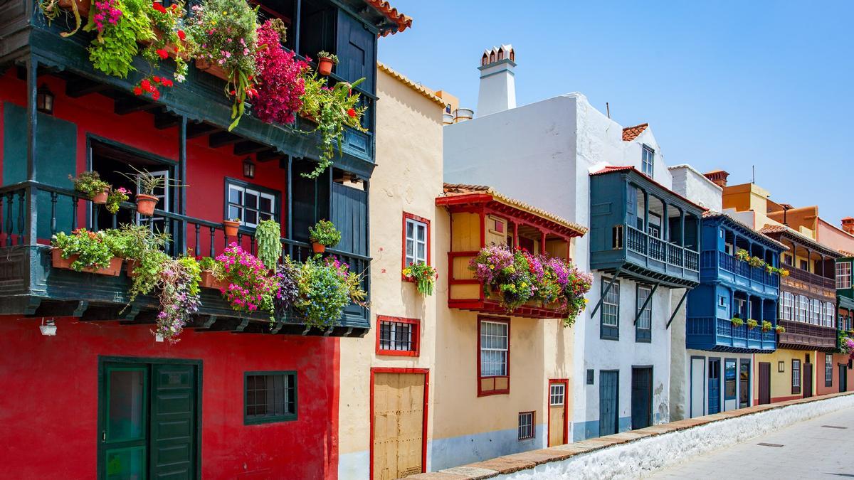Balcones de la Avenida Marítima en Santa Cruz de La Palma, casas coloniales de colores