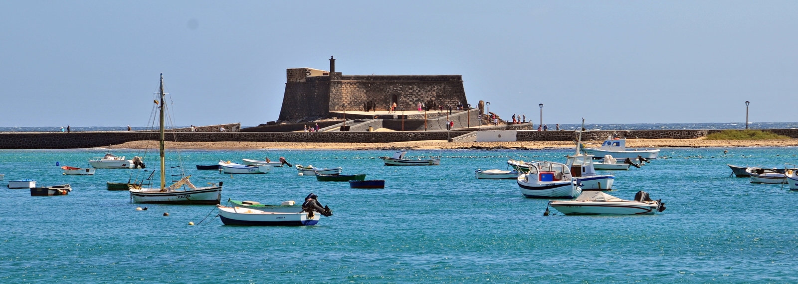 Castillo de San Gabriel con el Puente de las Bolas Castillo de San Gabriel y Puente de las Bolas en Arrecife, Lanzarote