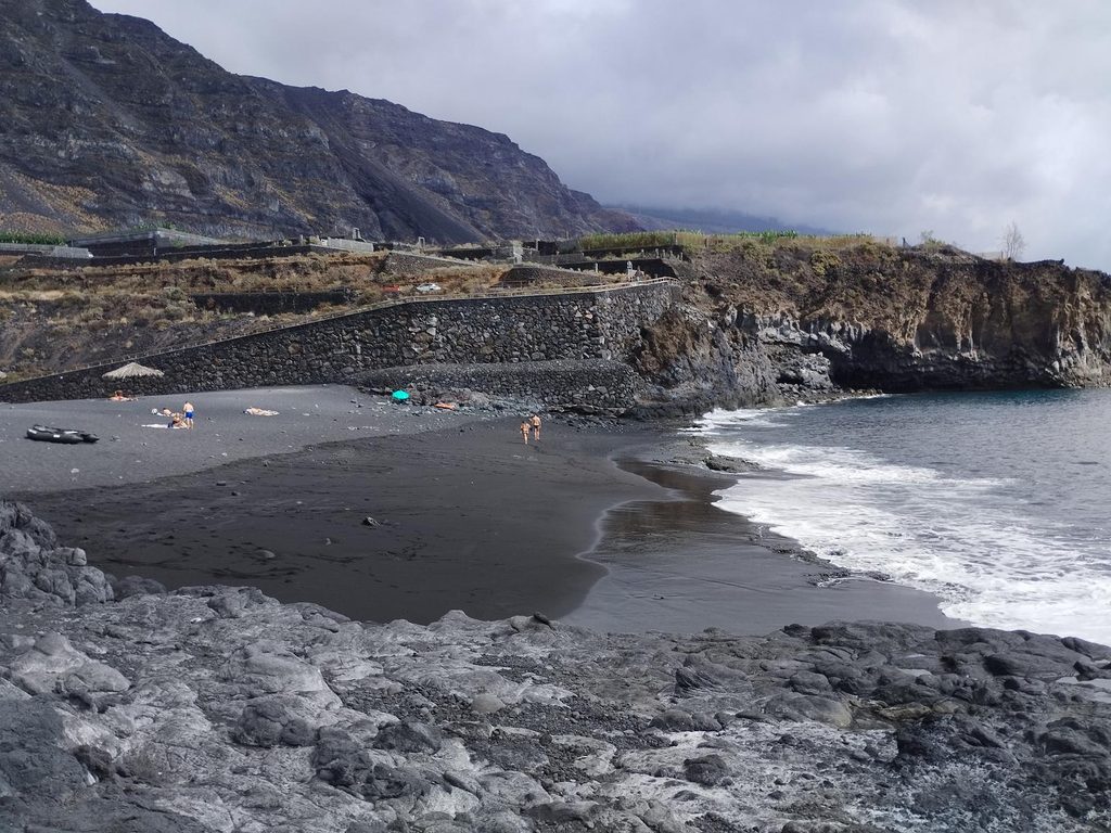 Charco Verde La Palma playa arena negra volcánica acantilados plataneras