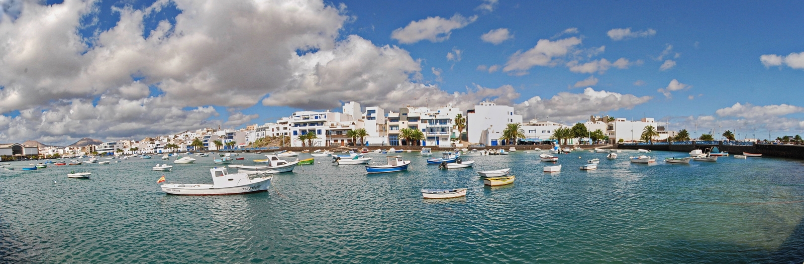Charco de San Ginés con casitas blancas y barcas Charco de San Ginés en Arrecife, capital de Lanzarote, con embarcaciones y casas blancas