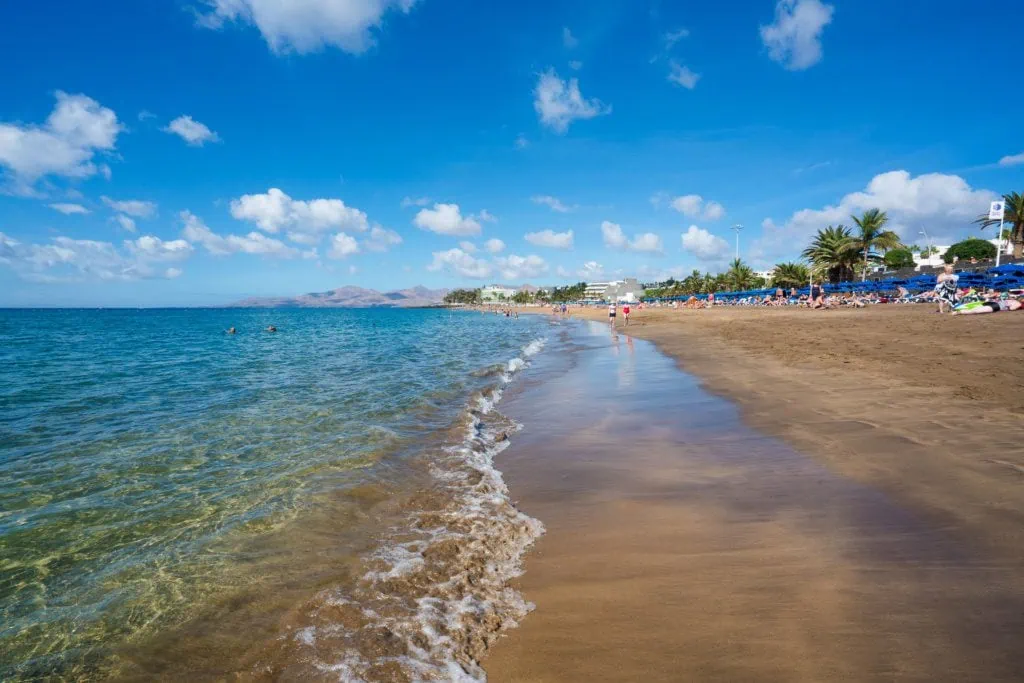 Playa Blanca Puerto del Carmen, Lanzarote, tramo norte de Playa Grande con arena dorada