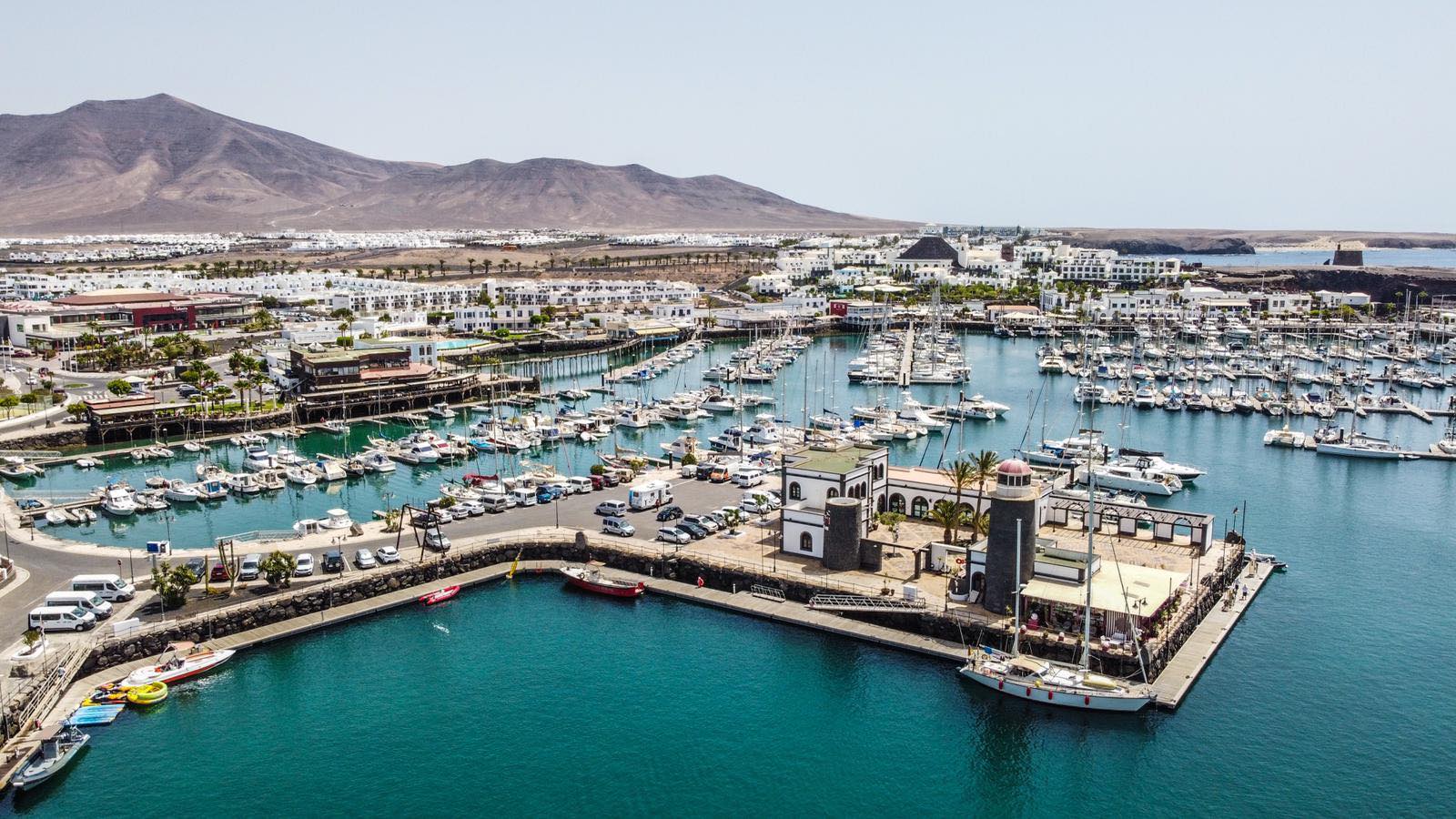 Playa Blanca en Yaiza, Lanzarote, con Marina Rubicón y paseo marítimo