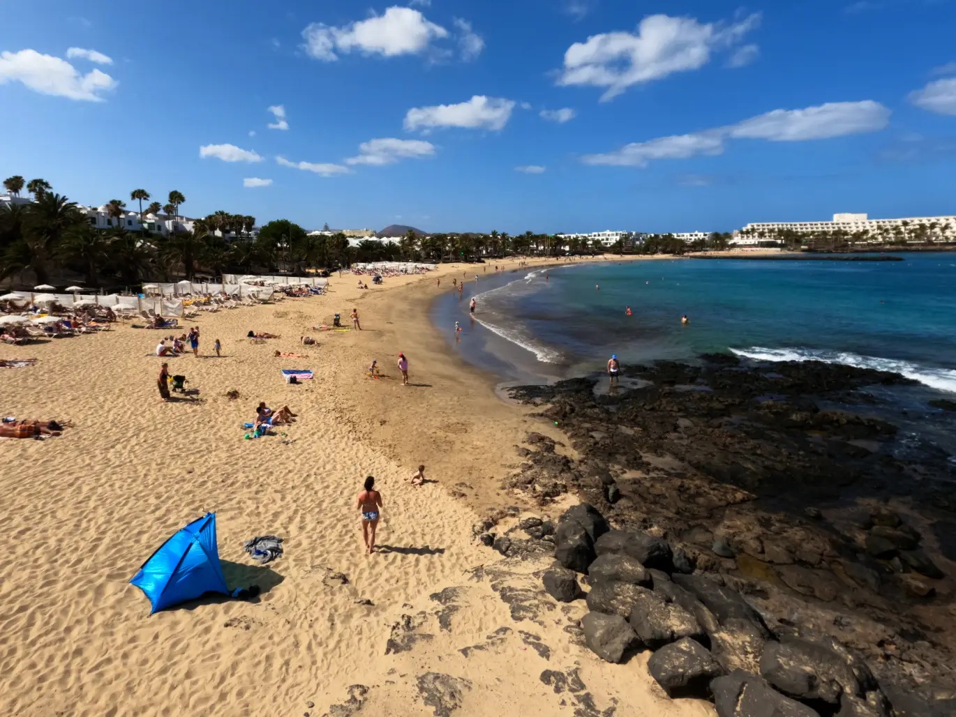 Playa Las Cucharas en Costa Teguise Playa Las Cucharas en Costa Teguise, Teguise Lanzarote, arena dorada y windsurf