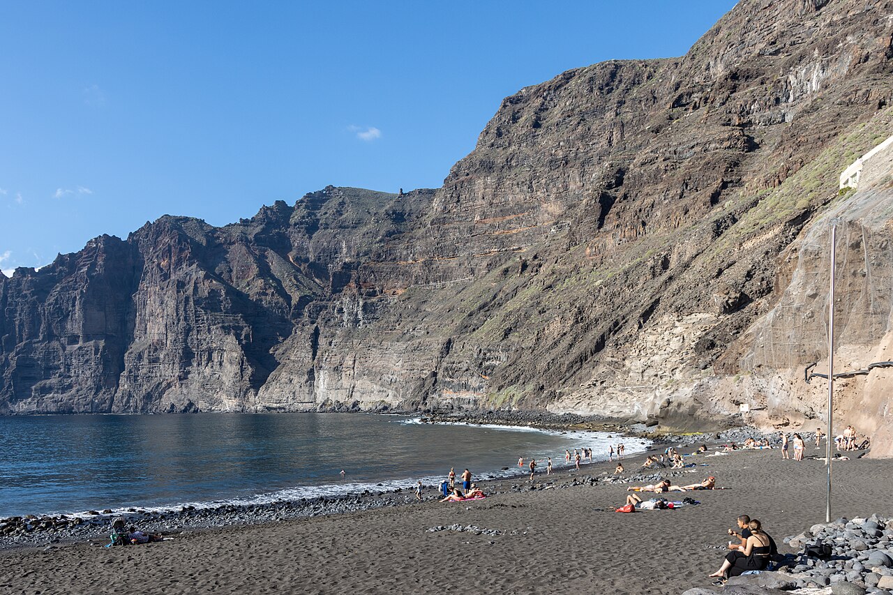 Playa Los Guíos en Los Gigantes, Santiago del Teide, al pie de los acantilados