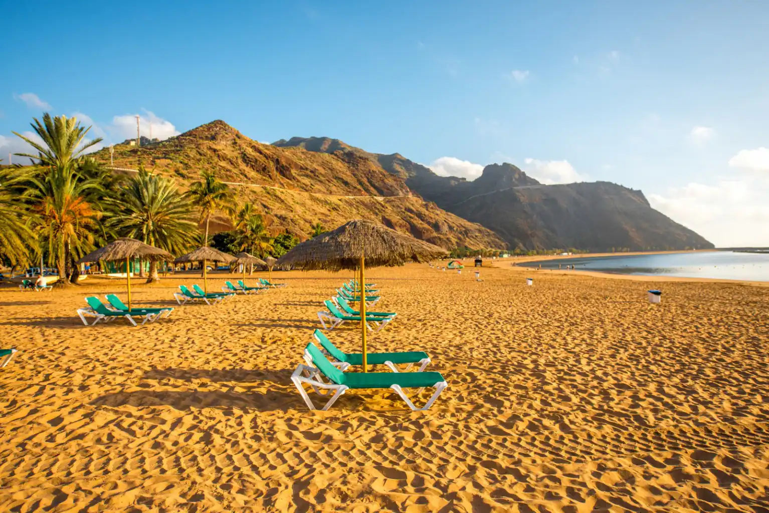 Playa de Las Teresitas con arena dorada Playa de Las Teresitas en Santa Cruz de Tenerife, arena dorada del Sahara y aguas tranquilas