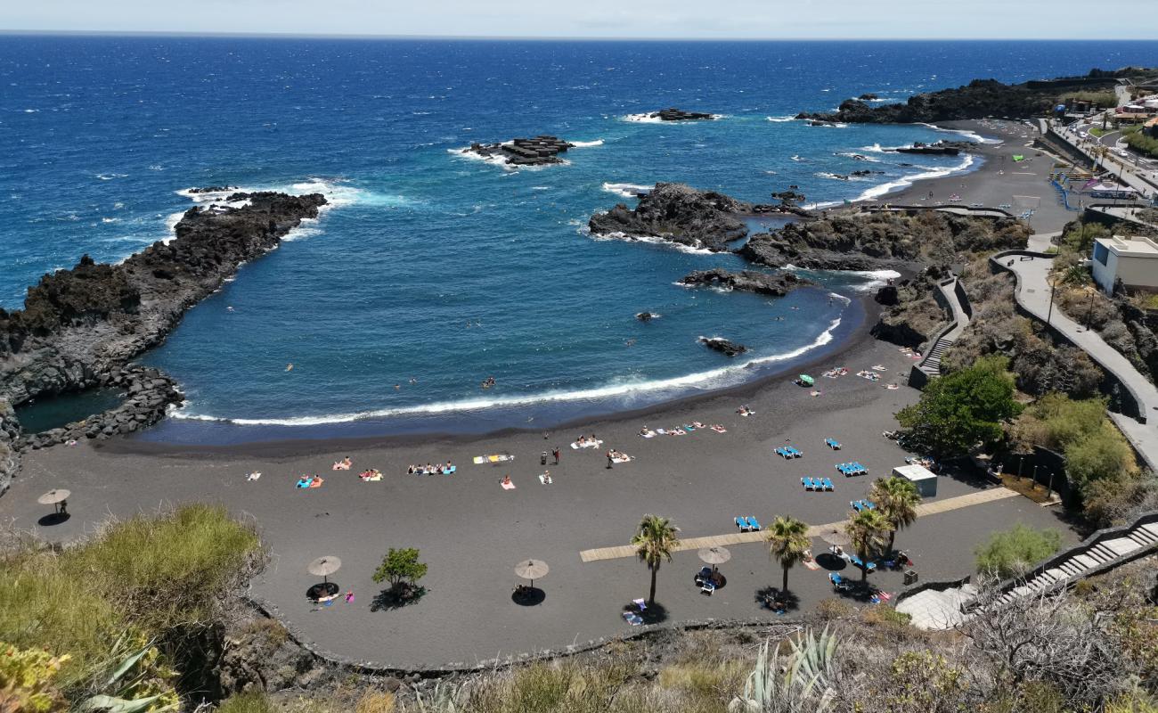 Playa de Los Cancajos con piscinas volcánicas y mar Playa de Los Cancajos en Breña Baja, La Palma, con charcos volcánicos y aguas cristalinas
