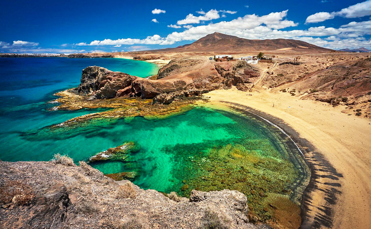 Playas de Papagayo en Yaiza, Lanzarote, calas vírgenes de arena dorada y aguas turquesas