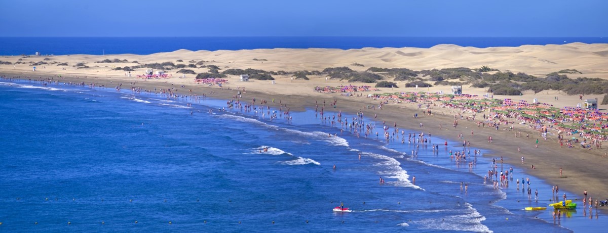 Playa del Inglés en San Bartolomé de Tirajana, Gran Canaria, arena dorada y ambiente turístico