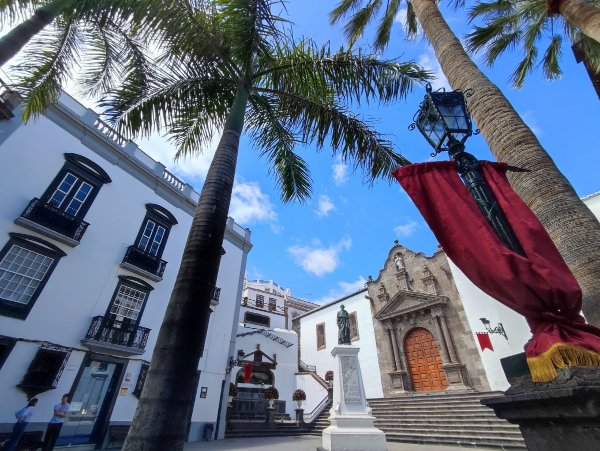 Plaza de España en Santa Cruz de La Palma con la Iglesia del Salvador y el Ayuntamiento renacentista