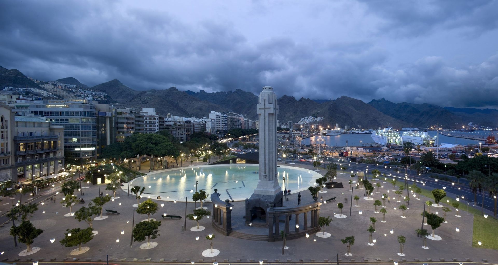 Plaza de España en Santa Cruz de Tenerife Plaza de España en Santa Cruz de Tenerife, centro de la co-capital de Canarias