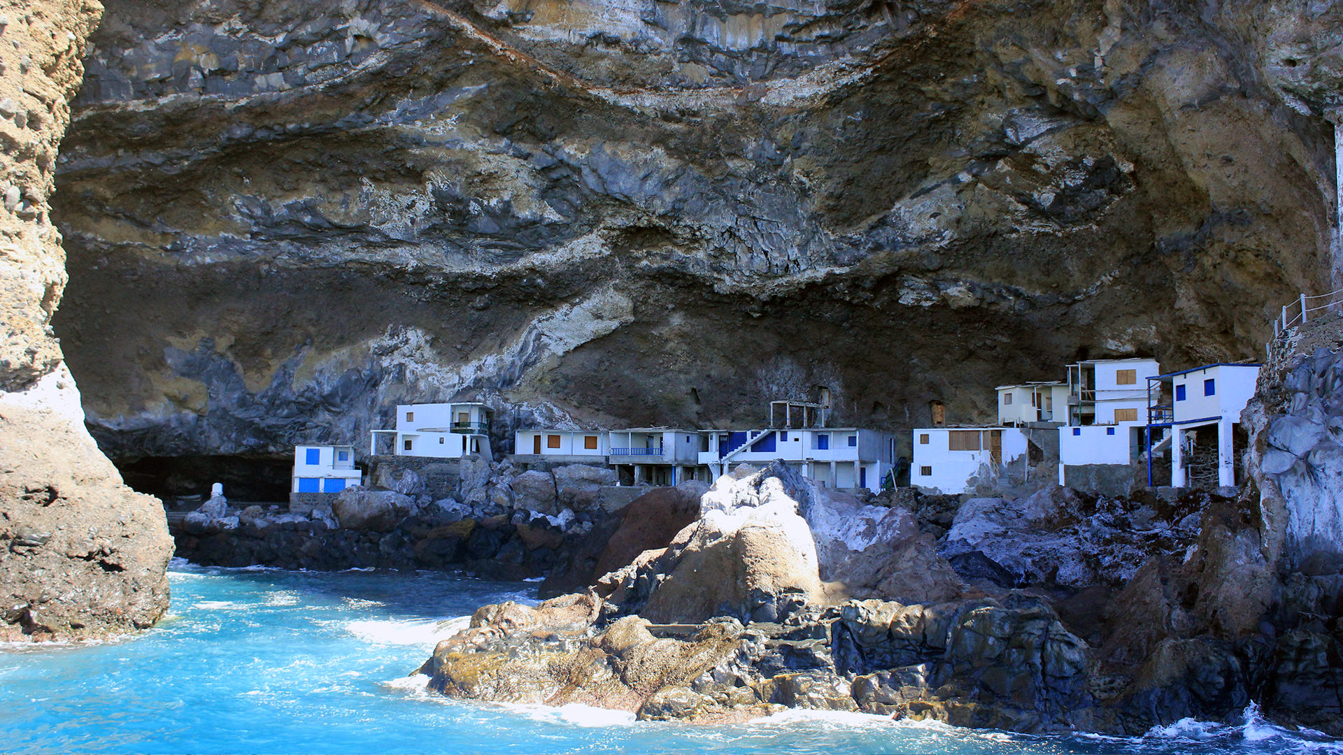 Porís de Candelaria en Tijarafe, La Palma, casas de pescadores dentro de una cueva volcánica