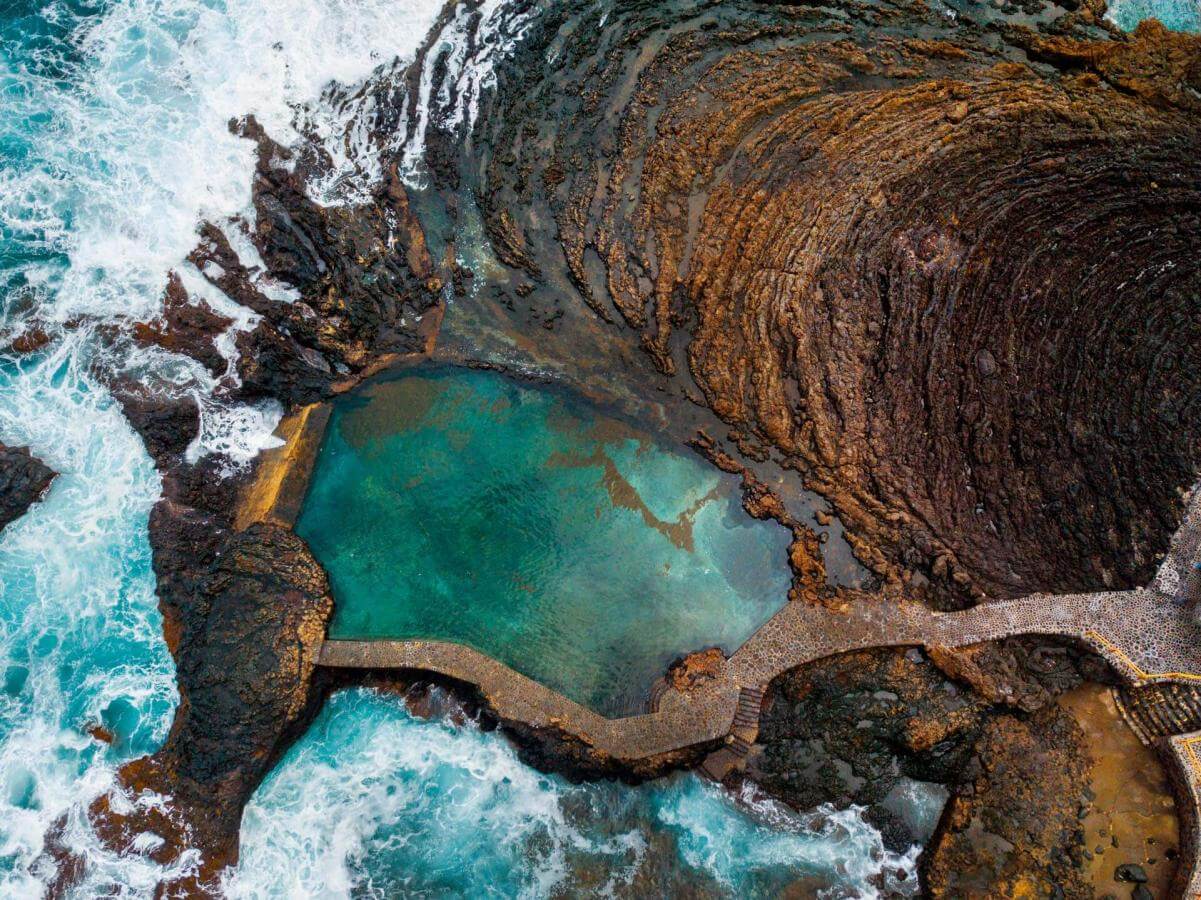 Pozo de las Calcosas en Valverde, El Hierro, casas tradicionales junto al mar