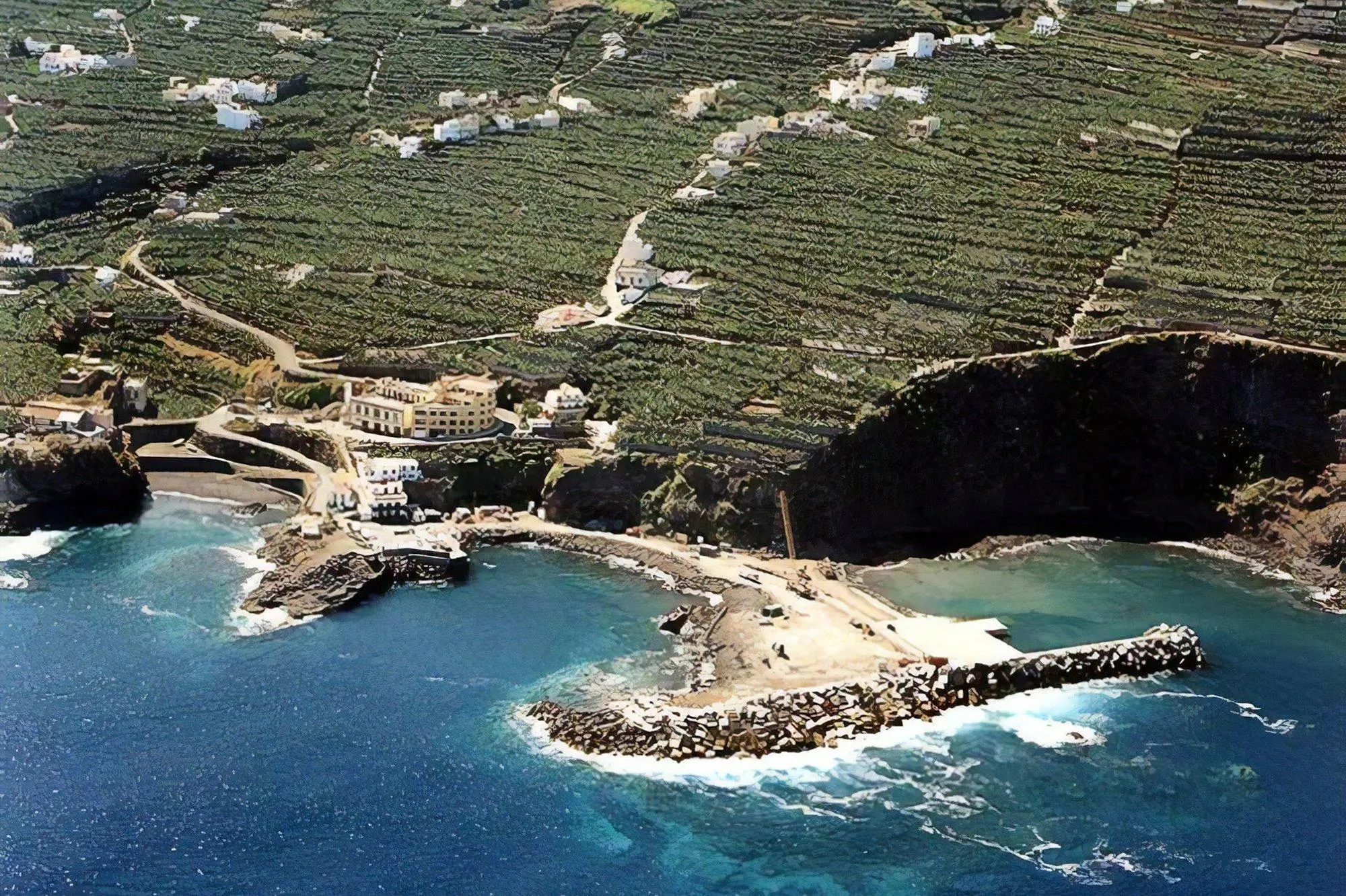 Puerto Espíndola en San Andrés y Sauces, La Palma, puerto pesquero junto al Charco Azul