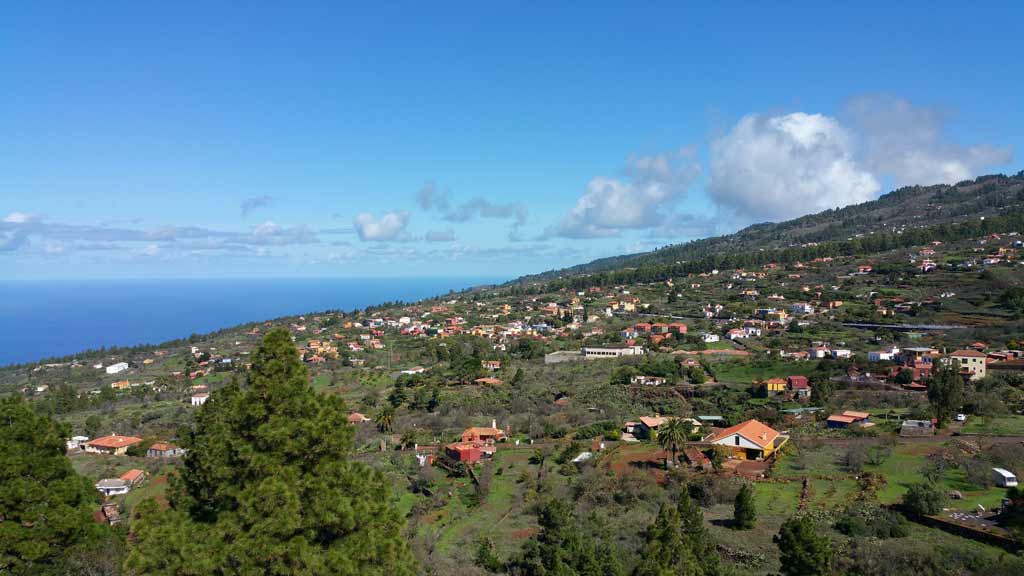 Puntagorda La Palma, casas blancas del municipio entre pinares y almendros en el noroeste