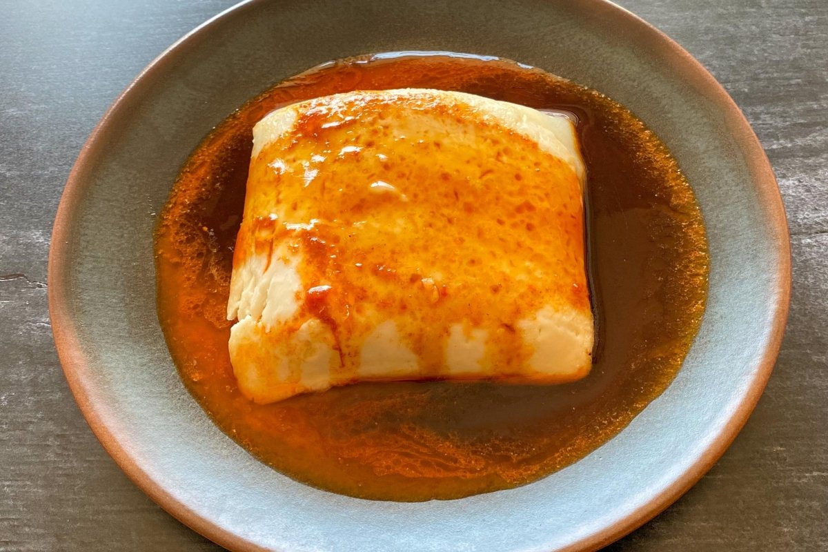 Gastronomía en Santa Cruz de La Palma: queso palmero asado con miel de palma