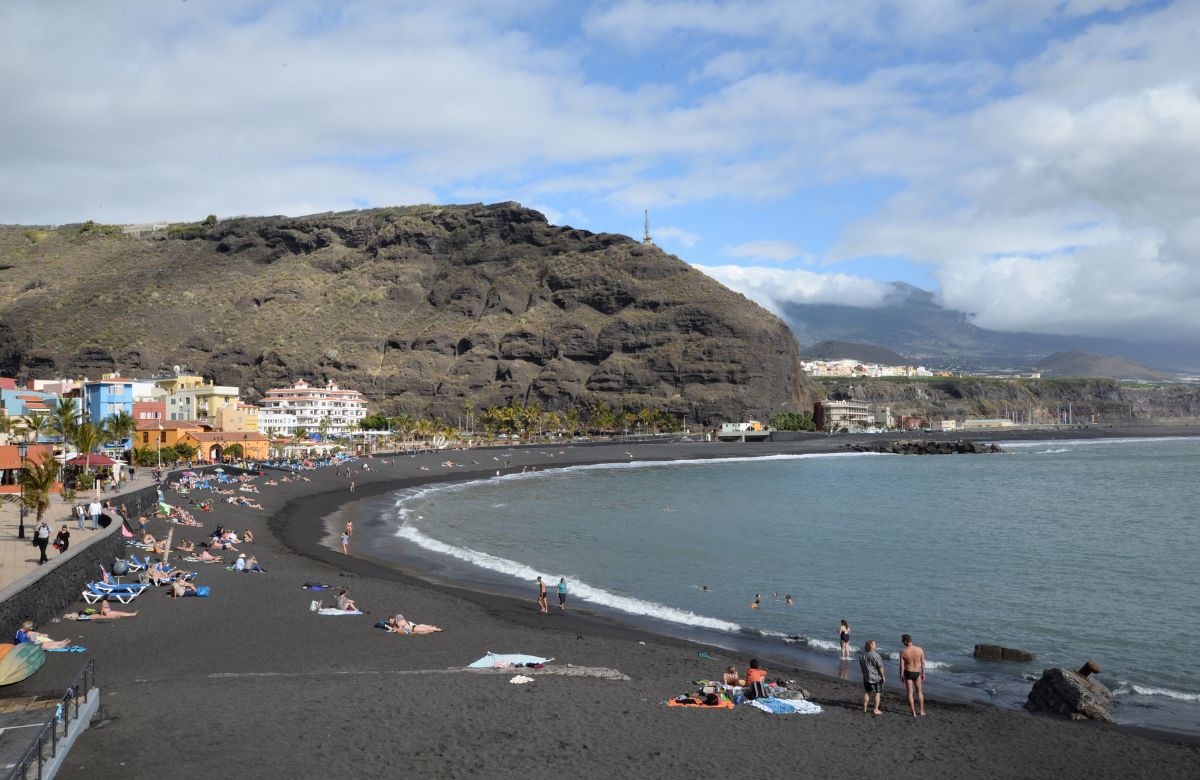 Tazacorte playa de arena negra con el puerto al fondo Playa de Tazacorte, La Palma, arena negra volcánica con bandera azul