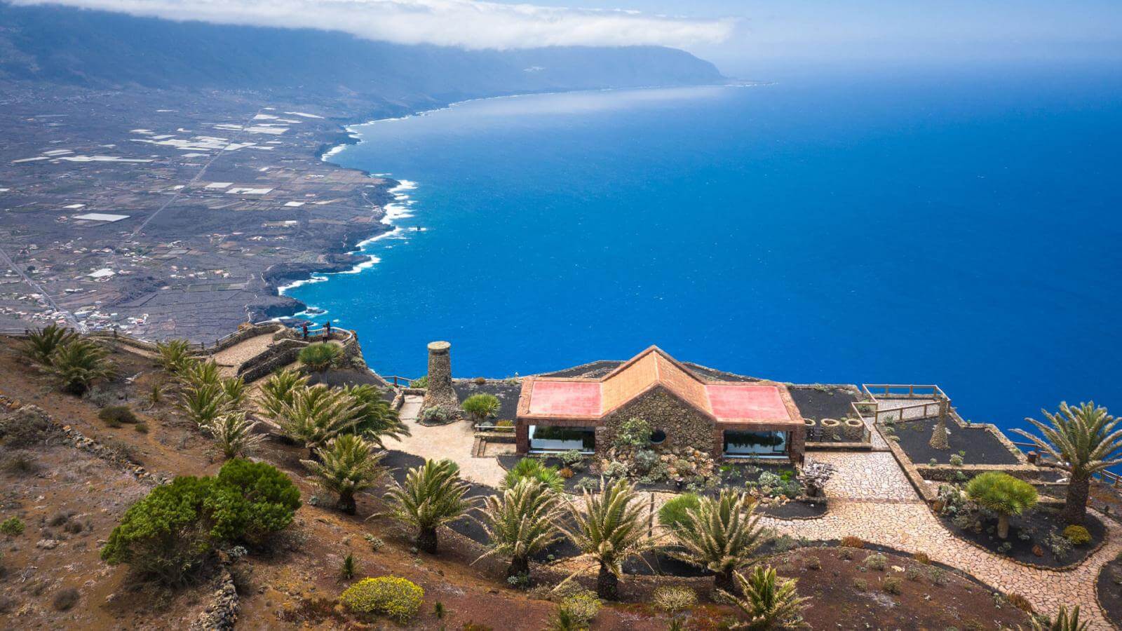 Valle de El Golfo en La Frontera, El Hierro, visto desde el Mirador de la Peña
