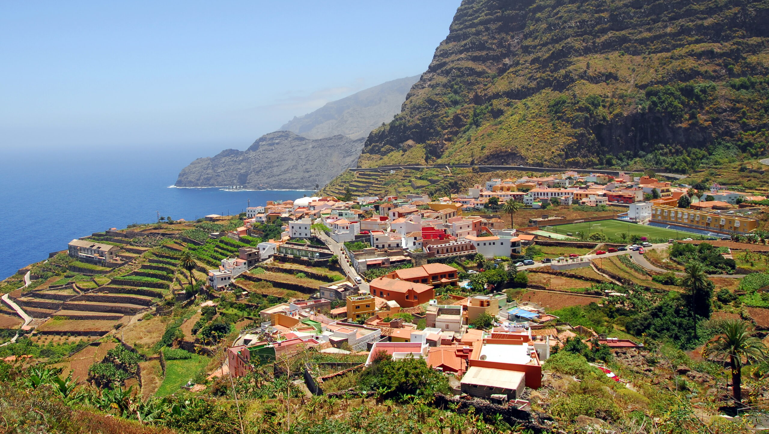 Agulo La Gomera, vista del pueblo desde el mirador con el Teide al fondo