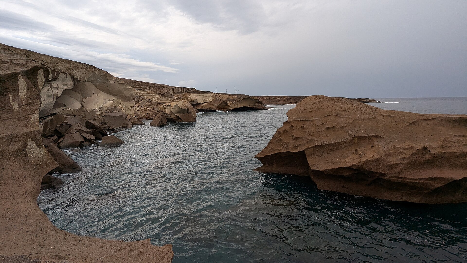 Arico Tenerife, puerto de Tajao con barcas de pesca y restaurantes locales