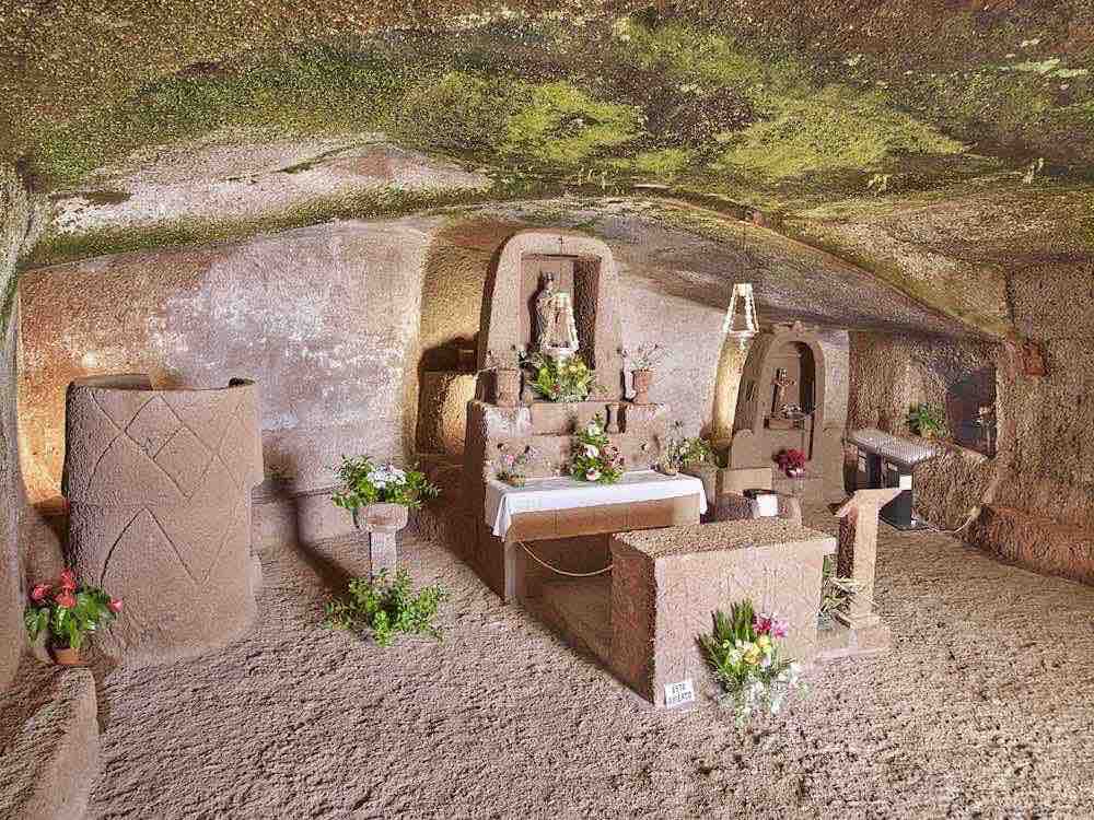 artenara-gran-canaria-ermita-virgen-cuevita Artenara Gran Canaria, interior de la Ermita de la Virgen de la Cuevita excavada en la roca