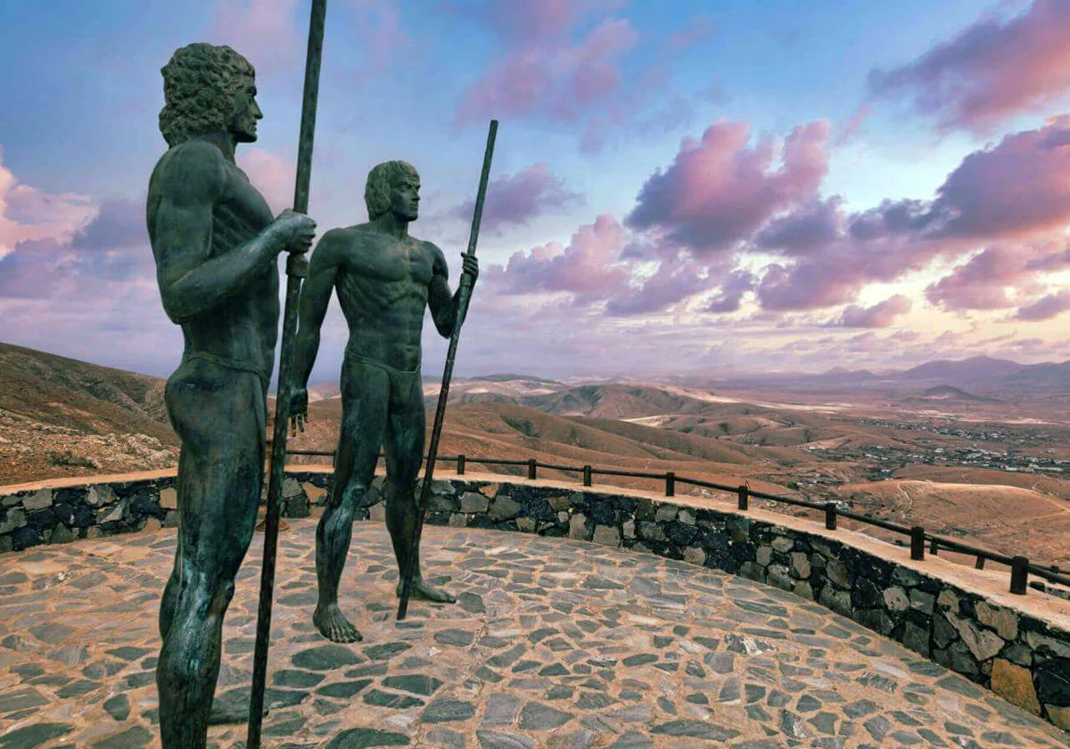 betancuria-fuerteventura-mirador-morro-velosa-estatuas Betancuria Fuerteventura, estatuas de Guise y Ayose en el Mirador de Morro Velosa